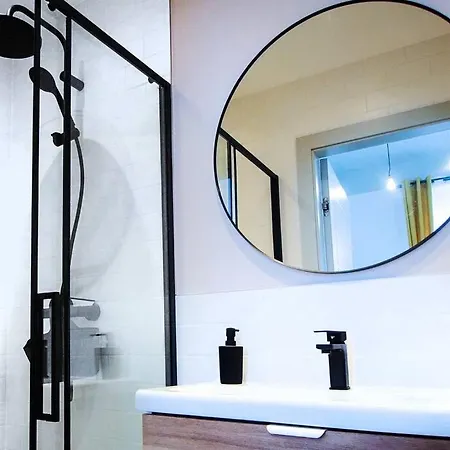 On A Budget 90m From The Main Square Apartamento